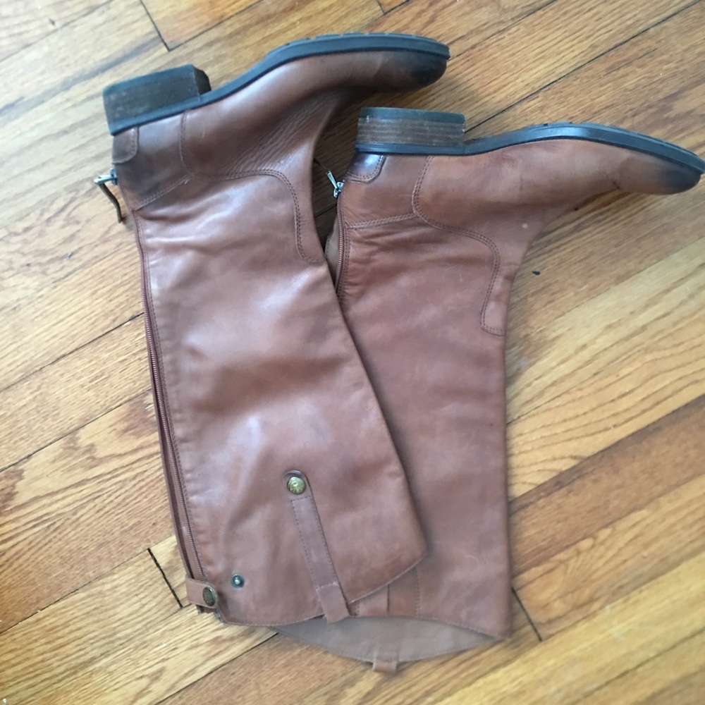 Riding boot.